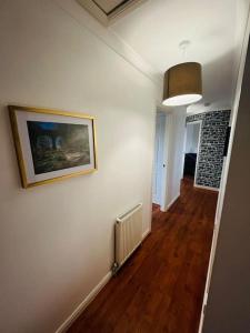 un pasillo de una casa con una pintura en la pared en Lovely entire 2 Bedroom apartment, en Monifieth