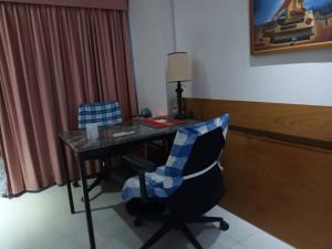 biurko z krzesłem i stół z lampką w obiekcie Viewtalay condo 5 D w Pattaya South