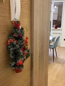 uma árvore de Natal na parede de um quarto em Sendy Home Roccaraso 3 em Roccaraso