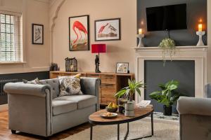 uma sala de estar com um sofá e uma lareira em Finest Retreats - Sunnycroft Penthouse em Llandrindod Wells