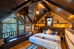 a bedroom with a large bed in a attic at Zostel Homes Laida (Jibhi) in Sainj