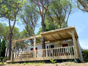 ein Haus mit einer Veranda und einer Terrasse in der Unterkunft Camping Village Mar y Sierra in San Costanzo