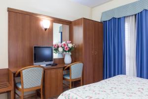 Televízia a/alebo spoločenská miestnosť v ubytovaní Hotel San Marco