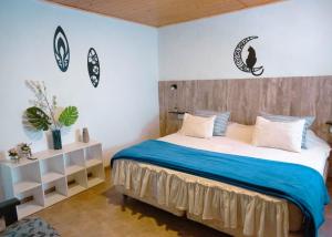 メンドーサにあるLa Casa de Margaritaの青い毛布が掛けられたベッドのある寝室