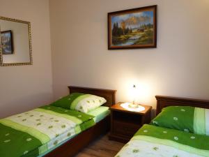 سرير أو أسرّة في غرفة في Zajazd pod Groniami