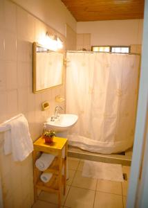 メンドーサにあるLa Casa de Margaritaの洗面台とシャワー付きのバスルーム +36枚の写真