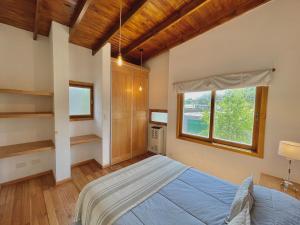 - une chambre avec un lit bleu et une fenêtre dans l'établissement El Cerrito departamento, à Tandil