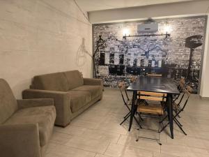 a living room with a couch and a table at Appartamento per famiglie o gruppi di amici Access Point in Crotone