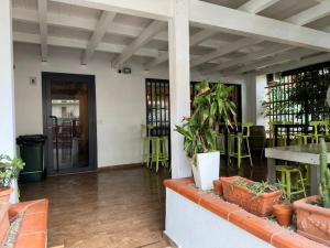 un patio con tavolo, sedie e piante di Appartamento per famiglie o gruppi di amici Access Point a Crotone