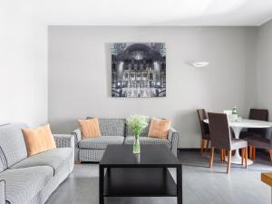 - un salon avec un canapé et une table dans l'établissement numa I Vici Rooms & Apartments, à Rome