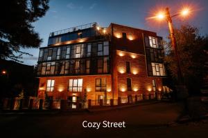 - un grand bâtiment en briques avec un éclairage de rue à côté dans l'établissement Address Boutique Hotel, à Tbilissi
