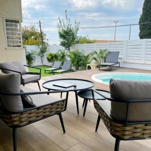 Gallery image of Lux & Comfy ~ Pool ~ Queen Beds in Rishon LeẔiyyon