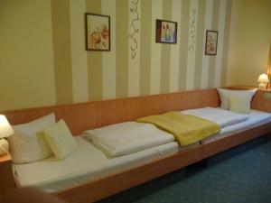 Postel nebo postele na pokoji v ubytování Hotel Garni am Schlosspark + 19 fotografií
