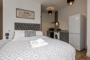利物浦的住宿－York Villas Free Parking Included，一间卧室配有一张带白色毛巾的床