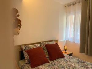 Łóżko lub łóżka w pokoju w obiekcie Studio cosy en plein centre historique de Rennes