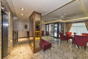A seating area at The Meretto Hotel Istanbul Old City