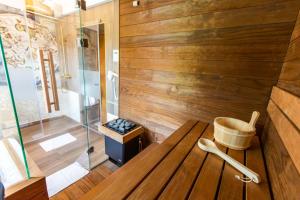 drewniana ławka w pokoju z prysznicem w obiekcie Hotel Willa Lubicz w mieście Gdynia +29 zdjęć