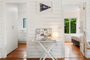 科爾斯灣的住宿－福瑞齊奈飛世度假屋，卧室内的一张白色书桌