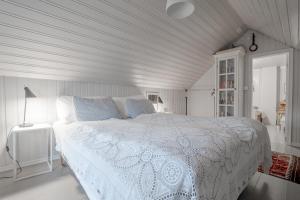 een slaapkamer met een wit bed en een wit dekbed bij Lofoten- Fishermans logde with the view in Stamsund