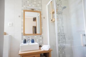 Koupelna v ubytování MAS TERRE Chambres d'Hôtes