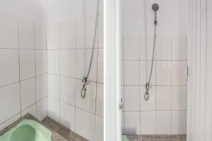 uma casa de banho com um chuveiro e um WC. em SPOT ON 92000 3m Kost Dan Homestay em Manado