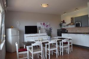 Kuchyňa alebo kuchynka v ubytovaní Apartment in Banjol with balcony, air conditioning, WiFi, dishwasher 4888-1