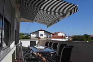 Balkón alebo terasa v ubytovaní Apartment in Banjol with balcony, air conditioning, WiFi, dishwasher 4888-1