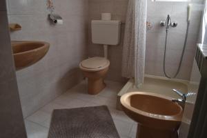 Kúpeľňa v ubytovaní Apartment in Banjol with balcony, air conditioning, WiFi, dishwasher 4888-1