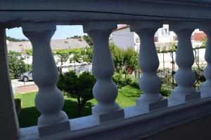 Balkón alebo terasa v ubytovaní Apartment in Banjol with balcony, air conditioning, WiFi, dishwasher 4888-1