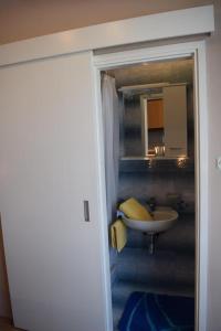 Kúpeľňa v ubytovaní Apartment in Banjol with balcony, air conditioning, WiFi, dishwasher 4888-1