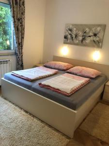 Posteľ alebo postele v izbe v ubytovaní Apartment in Banjol with balcony, air conditioning, WiFi, dishwasher 4888-1