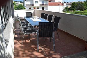 Balkón alebo terasa v ubytovaní Apartment in Banjol with balcony, air conditioning, WiFi, dishwasher 4888-1