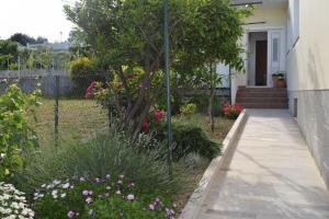 Vonkajšia záhrada v ubytovaní Apartment in Banjol with balcony, air conditioning, WiFi, dishwasher 4888-1