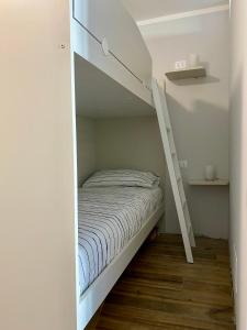 1 dormitorio con litera y escalera en Cervinia Ski In Ski Out - Family Studio, en Breuil-Cervinia