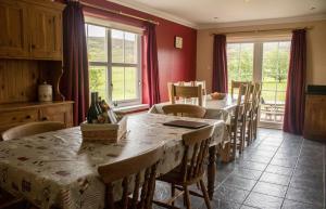 eine Küche mit einem Tisch und Stühlen sowie ein Esszimmer in der Unterkunft Strath Glebe in Kilbride