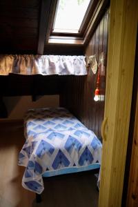 - un petit lit dans une chambre avec fenêtre dans l'établissement La Casa Suites Albaredo di Rotzo, 