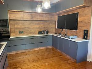 Mount Road Suites في بورت اليزابيث: مطبخ مع حوض و كونتر توب