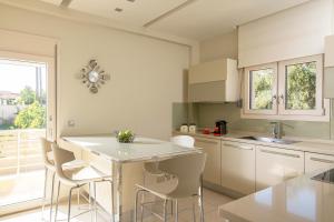 Kuchyň nebo kuchyňský kout v ubytování Luxury Villa Alba by Estia