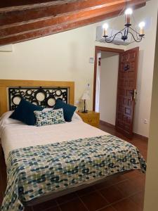 Postel nebo postele na pokoji v ubytování Hotel Rural El Refugio de Los Templarios + 22 fotografií