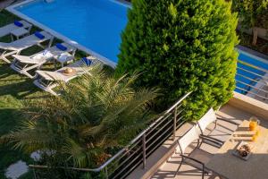 Bazén v ubytování Luxury Villa Alba by Estia nebo v jeho okolí