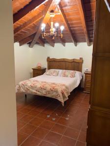 1 dormitorio con cama y techo de madera en Hotel Rural El Refugio de Los Templarios en Cabeza del Buey