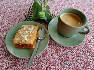 talerz z kawałkiem ciasta i filiżanką kawy w obiekcie Twoja Przystań Rodzinna w Jastrzębiej Górze