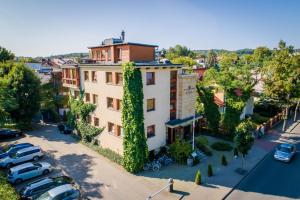 apartamentowiec z samochodami zaparkowanymi na parkingu w obiekcie Hotel Willa Lubicz w mieście Gdynia