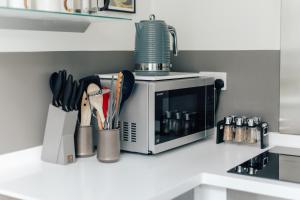 una encimera de cocina con microondas encima en Central Hidden Gem, en Henley on Thames