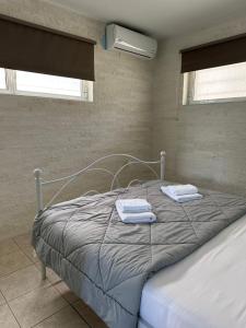 Postel nebo postele na pokoji v ubytování Renovated apt close to beach Wifi AC