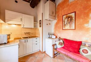 A kitchen or kitchenette at Sun Hill Apartments