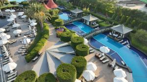 Bazén v ubytování Limak Lara Deluxe Hotel & Resort Antalya nebo v jeho okolí