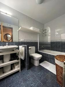 La salle de bains est pourvue d'un lavabo, de toilettes et d'une baignoire. dans l'établissement Apartamento corredoira, à Monforte de Lemos