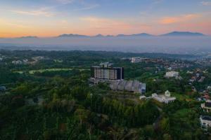 eine Luftansicht einer Stadt mit Bergen im Hintergrund in der Unterkunft InterContinental Bandung Dago Pakar, an IHG Hotel in Bandung