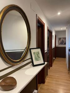 een hal met een grote spiegel aan een muur bij Apartamento corredoira in Monforte de Lemos
